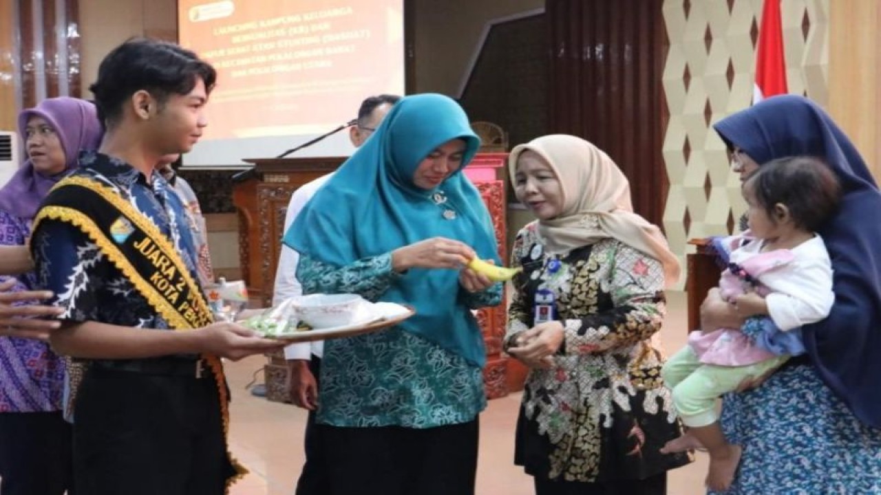 Pelaksana Harian Sekretaris Daerah Kota Pekalongan Anita Heru Kusumorini (nomor 2 dari kanan) sedang mengamati makanan bergizi yang akan diberikan pada orang tua anak, di Pekalongan, Kamis (6/7/2023). (ANTARA/HO-Humas Kota Pekalongan)