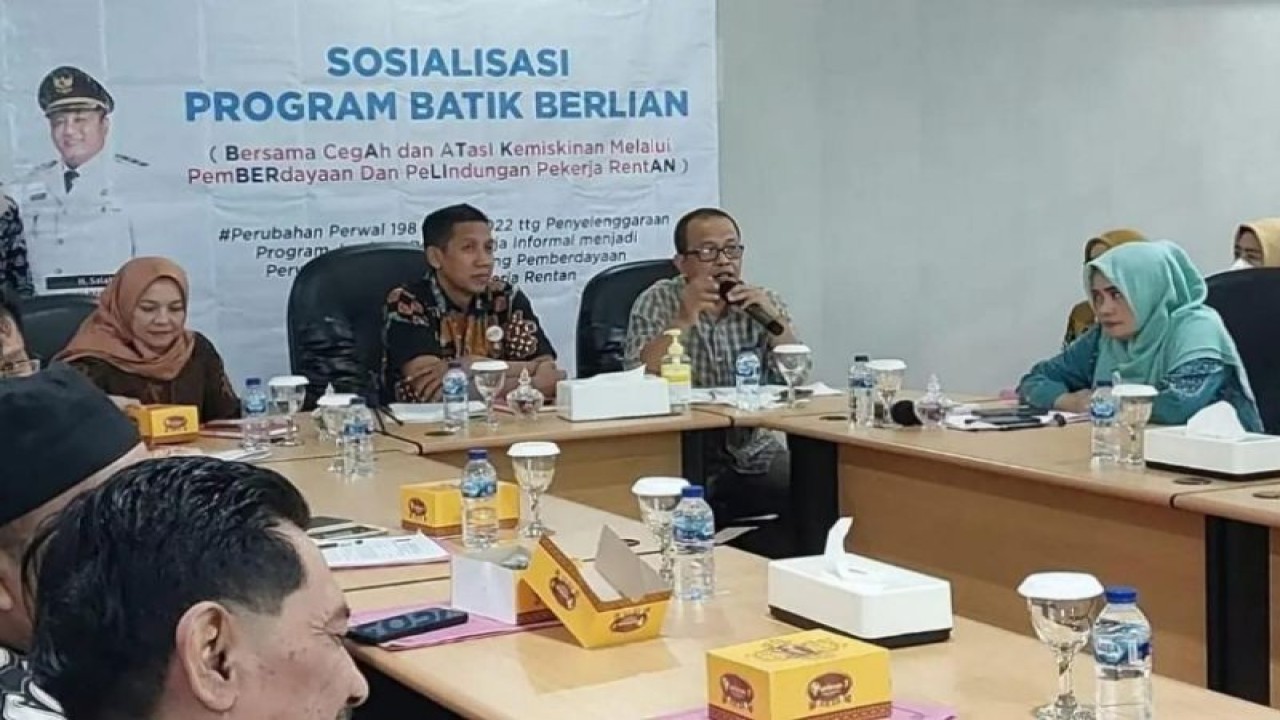 Kepala Dinas Perindustrian dan Tenaga Kerja Kota Pekalongan Sri Budi Santosa (nomor 2 dari kiri) pada saat acara sosialisasi program Batik Berlian (Bersama Cegahdan Atasi Kemiskinan melalui Pemberdayaan dan Perlindungan Pekerja Rentan, di Pekalongan, Jateng, Kamis (6/7/2023) (FOTO ANTARA/HO-Humas Kota Pekalongan)