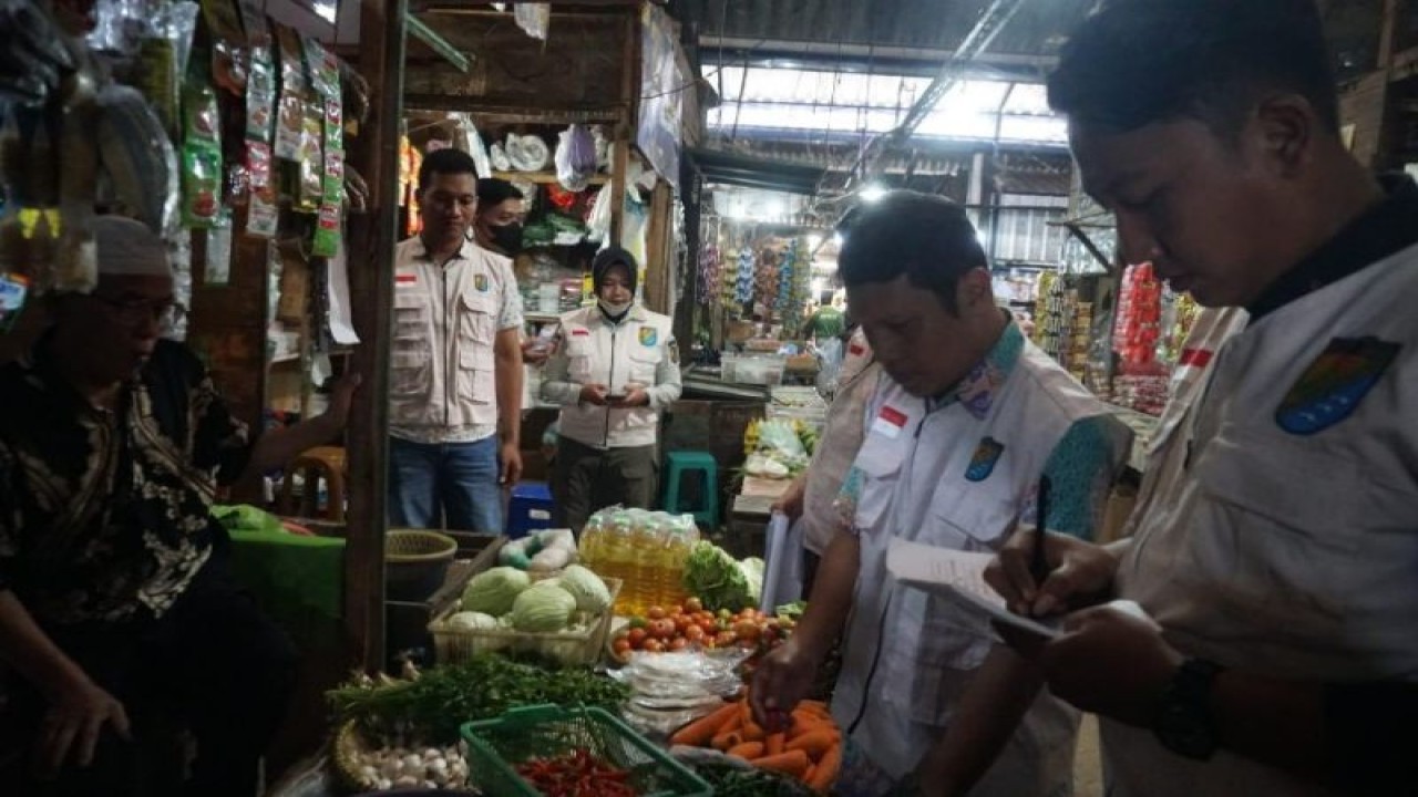 Tim petugas pemantau ketersediaan bahan pokok Dinas Perdagangan Kota Pekalongan sedang melakukan pantauan stok dan harga kebutuhan pokok di pasar. (ANTARA/HO-Humas Kota Pekalongan)