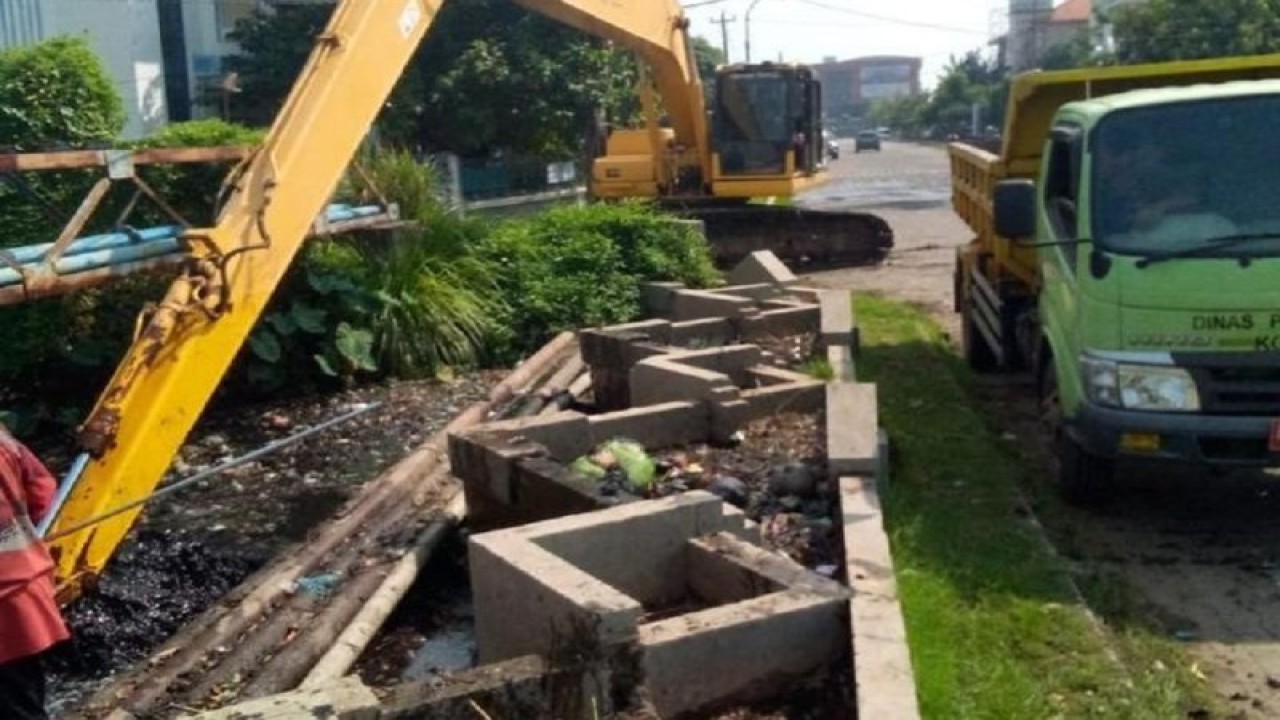 Petugas Dinas Pekerjaan Umum (DPU) Kota Semarang melakukan pengerukan sedimentasi Sungai Semarang Indah untuk penanggulangan banjir. (ANTARA/HO-Dok Pemkot Semarang)