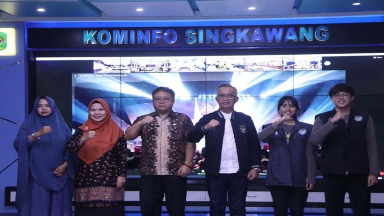 Penjabat Wali Kota Singkawang Sumastro didampingi Dinas Pemberdayaan Perempuan dan Perlindungan Anak Singkawang berfoto bersama usai menerima penghargaan KLA dari Kementerian Pemberdayaan Perempuan dan Perlindungan Anak RI secara daring. (ANTARA/HO-Pemkot Singkawang)
