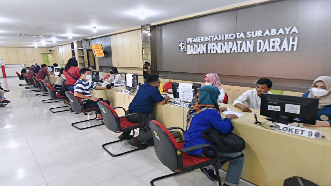 Pelajanan pajak daerah di Kantor Badan Pendapatan Daerah (Bapenda) Kota Surabaya di Jl. Jimerto Nomor 25 - 27, Surabaya. (ANTARA/HO-Diskominfo Surabaya)