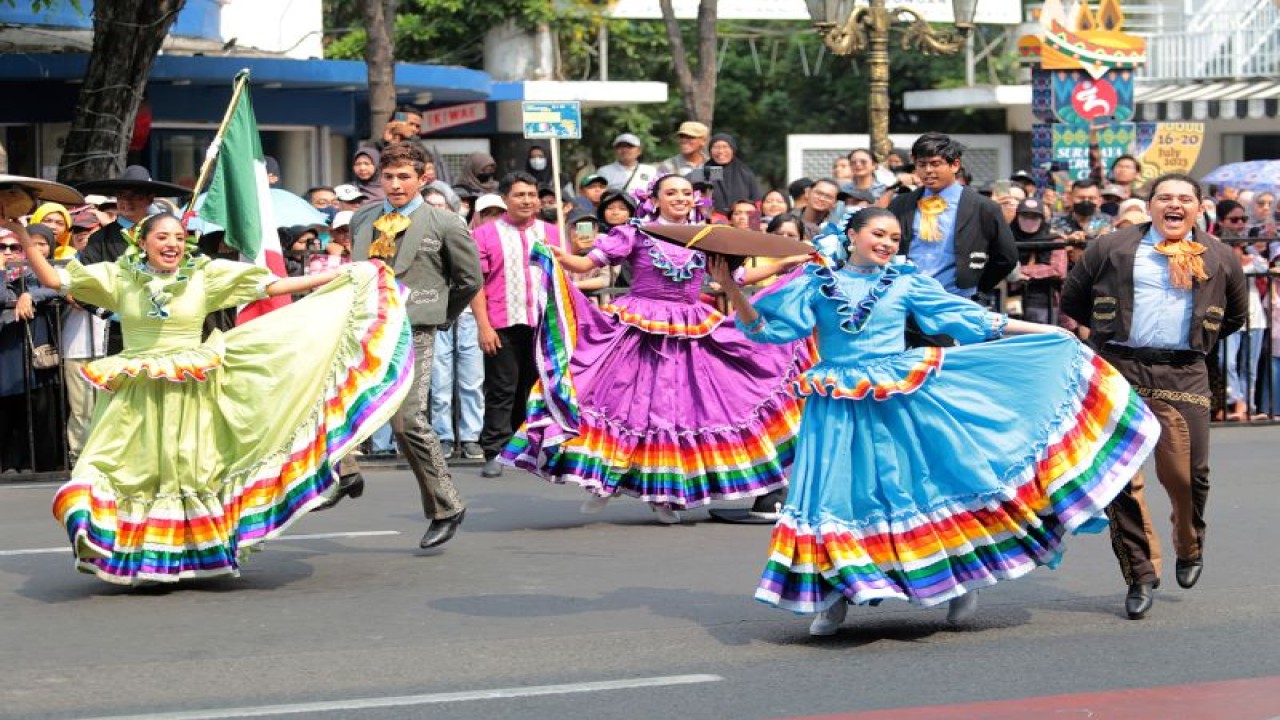 Sejumlah delegasi negara menampilkan peragaan seni budaya dalam event Surabaya Cross Culture International Folk Art Festival (SCCIFAF) 2023 di Jalan Tunjungan, Kota Surabaya, Minggu (16/7/2023). (ANTARA/HO-Diskominfo Surabaya)