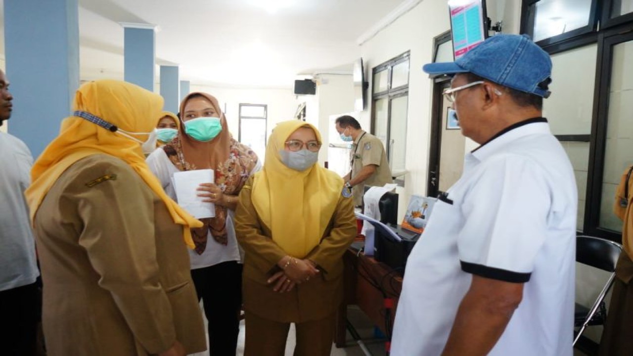 Wakil Wali (Wawali) Kota Surabaya Armuji saat meninjau aktivitas pelayanan kesehatan di Puskesmas Dr. Soetomo Surabaya, Rabu (5/7/2023). (ANTARA/HO-Pemkot Surabaya)