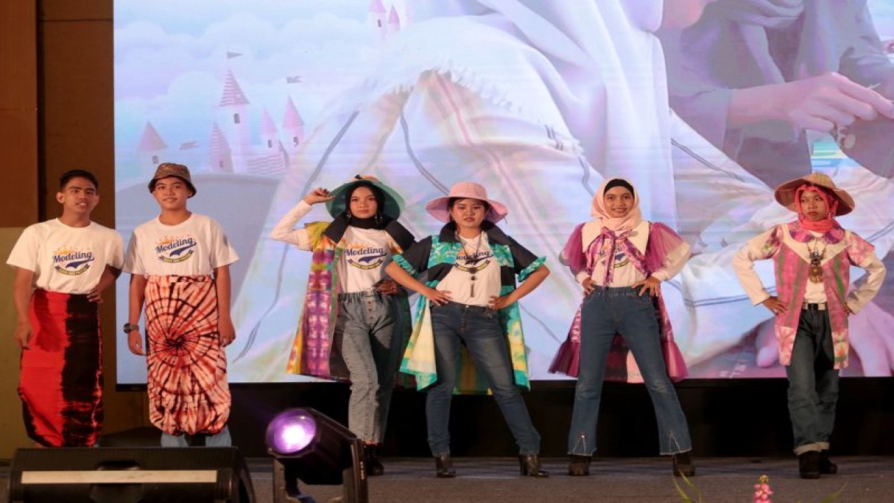 Sejumlah anak memperagakan busana dalam acara Adifiesta Anak Prestasi dalam rangka Hari Anak Nasional (HAN) di Kota Surabaya, Kamis (20/7/2023). (ANTARA/HO-Diskominfo Surabaya)