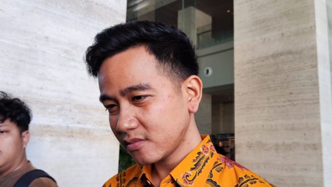 Wali Kota Surakarta Gibran Rakabuming Raka memberikan keterangan kepada wartawan usai bertemu dengan perwakilan UEA di Hotel Alila Solo, Kamis (20/7/2023). ANTARA/Aris Wasita