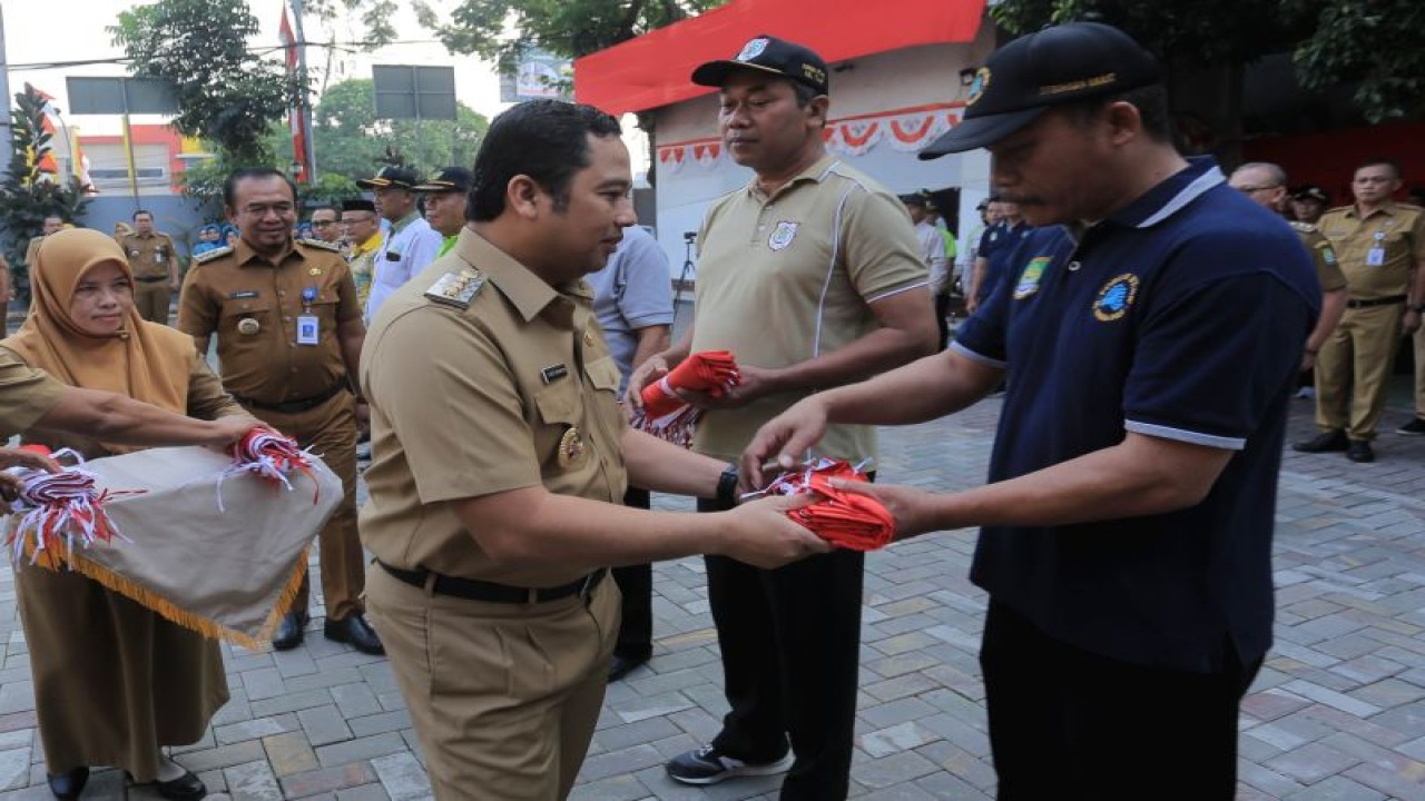 Wali Kota Tangerang, Provinsi Banten, Arief R Wismansyah saat membagikan 1.000 Bendera Merah Putih secara simbolis kepada perwakilan RW di Kecamatan Ciledug yang berlangsung di halaman Kantor Kecamatan Ciledug, Senin (31/7/2023). FOTO ANTARA/HO-Pemkot Tangerang
