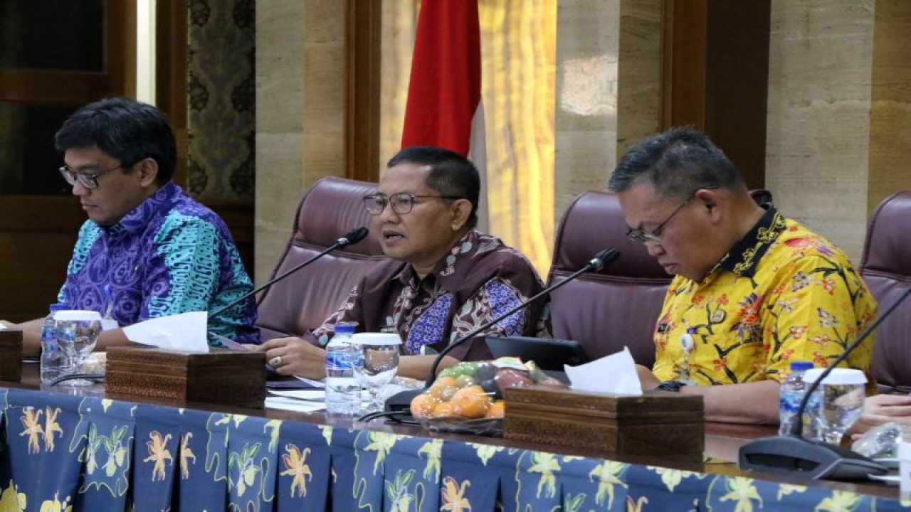Sekretaris Daerah Kota Tangerang, Herman Suwarman (tengah) didampingi Kepala Bappeda Kota Tangerang, Decky Priambodo (kiri) Deni Kosawara selaku Asda 1 (kanan) saat memimpin rapat sosialisasi persiapan pelaksanaan pendanaan kelurahan anggaran DAU APBD Tahun 2023 kepada Camat dan Lurah di Ruang Akhlakul Karimah, Kamis. HO/Pemkot Tangerang