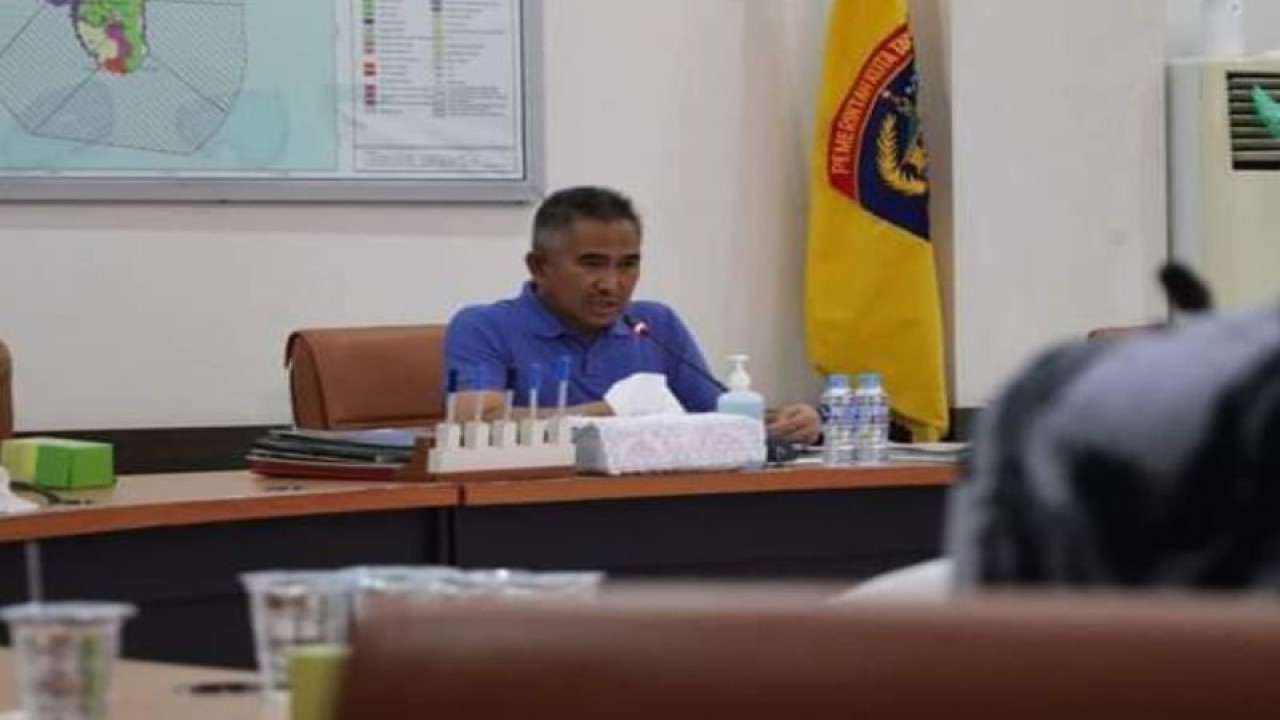Wali Kota Tarakan, Kalimantan Utara Khairul saat memimpin rapat lanjutan di Kantor  Pemkot Tarakan, Minggu (2/7) malam, untuk penanganan musibah kebakaran yang terjadi di Kelurahan Karang Anyar Pantai pada Kamis (29/6). ANTARA/HO-Humas Pemkot Tarakan.