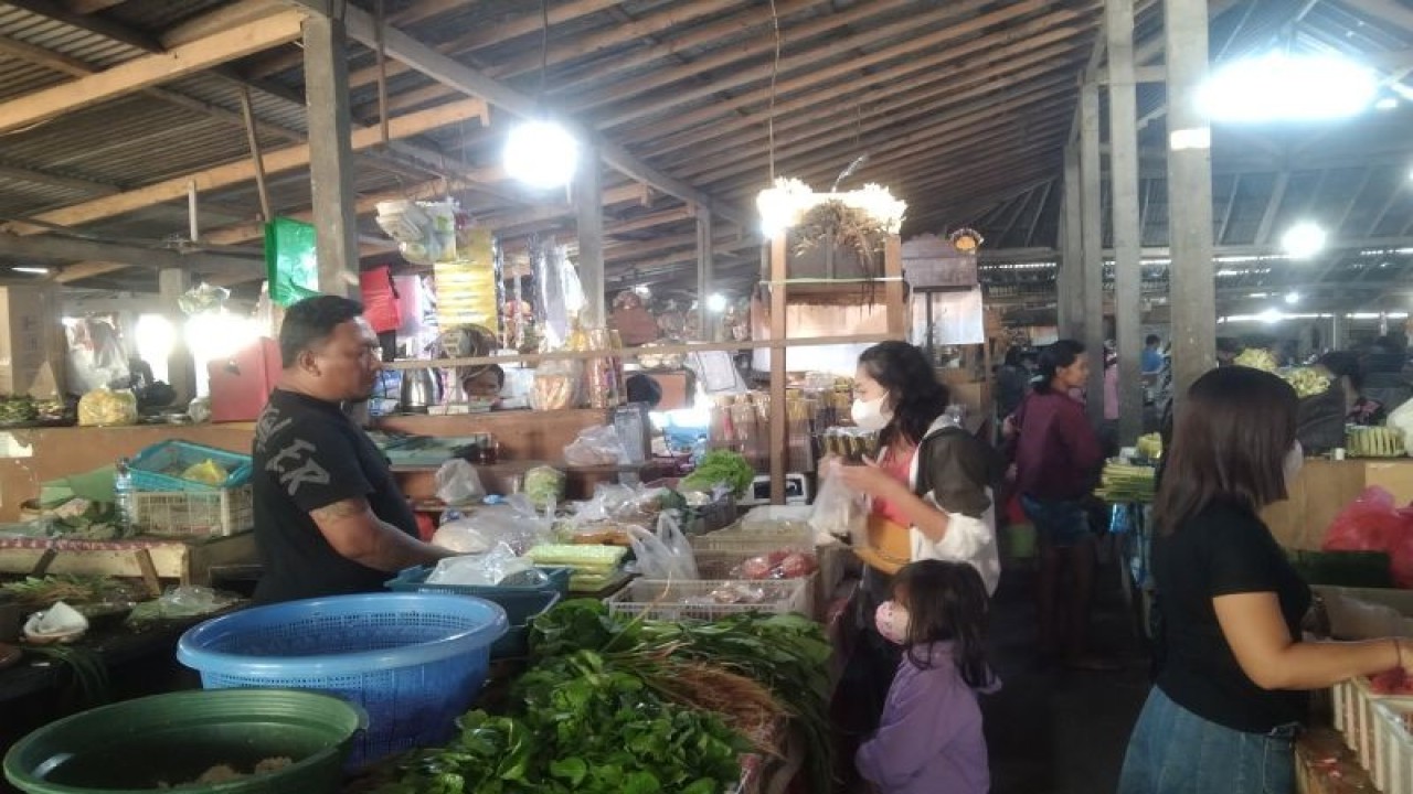 Sejumlah penjual kebutuhan pokok melayani konsumen di salah satu pasar tradisional di Kabupaten Gianyar, Bali, Selasa (11/7/2023) ANTARA/Dewa Ketut Sudiarta Wiguna