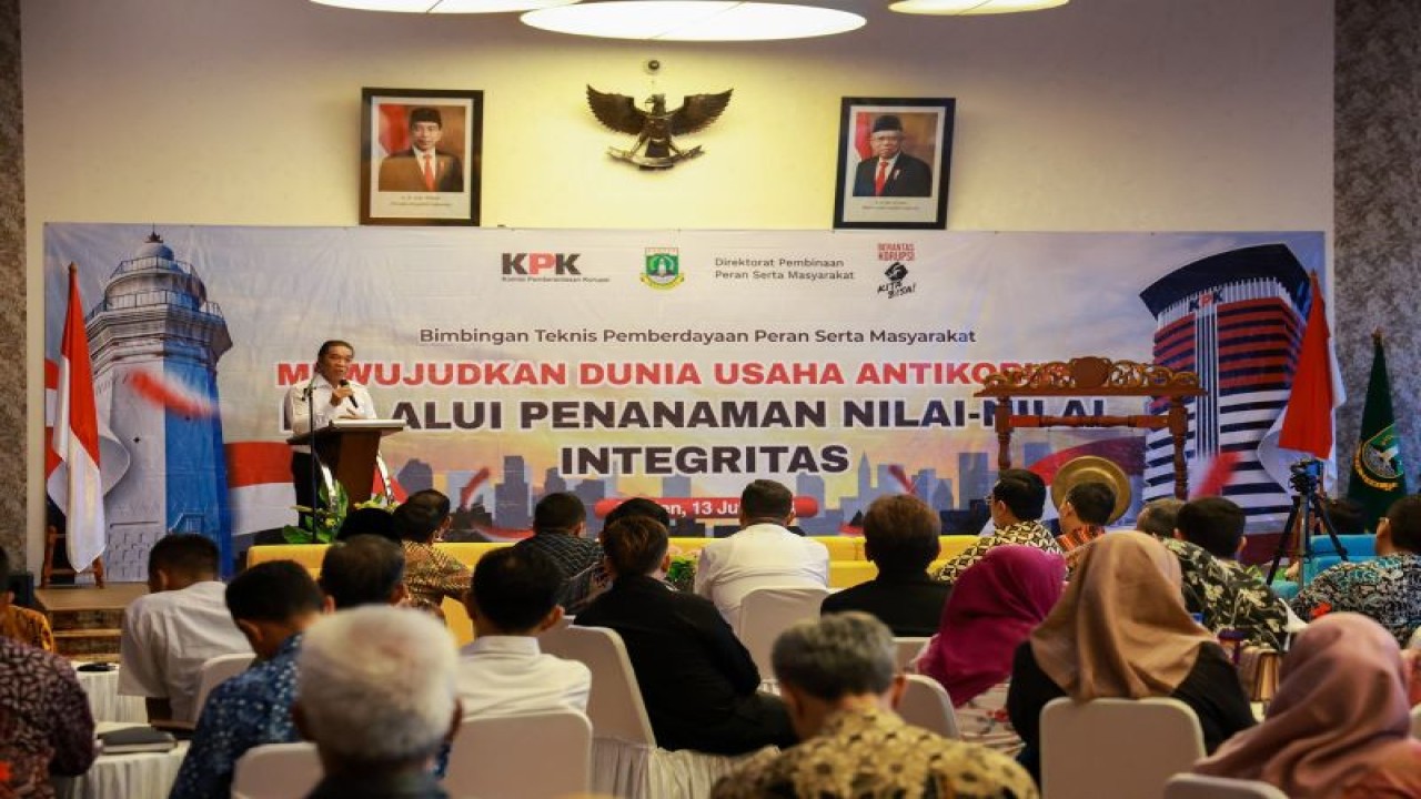 Penjabat Gubernur Banten Al Muktabar membuka Bimbingan Teknis Pemberdayaan Peran Serta Masyarakat dengan tema "Mewujudkan Dunia Usaha Antikorupsi Melalui Penanaman Nilai-nilai Integritas" di Aula Gedung Dinas Pekerjaan Umum Penataan Ruang (PUPR) Provinsi Banten, di Serang, Kamis. (Mulyana)