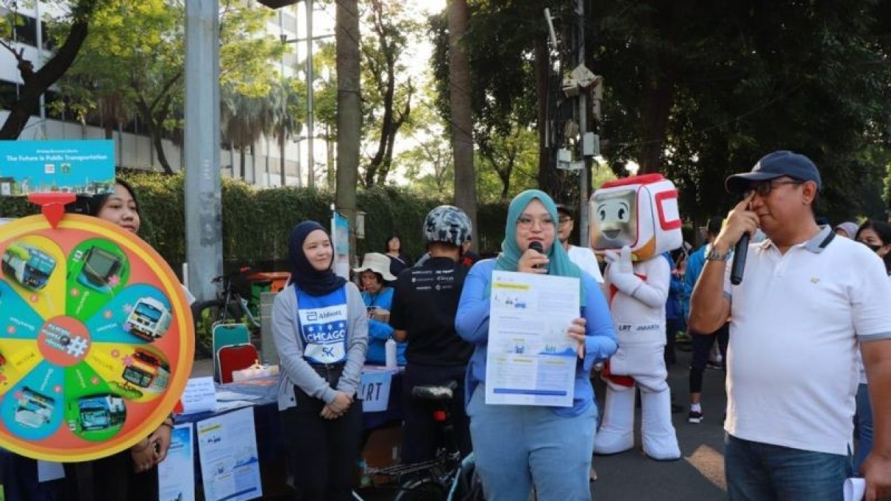 Dinas Lingkungan Hidup DKI Jakarta menggelar festival mini "Bersinergi Kita Birukan Langit Jakarta" saat Hari Bebas Kendaraan Bermotor (HBKB) Bundaran HI, Jakarta, Minggu (16/7/2023). ANTARA/HO-Dinas Lingkungan Hidup DKI Jakarta