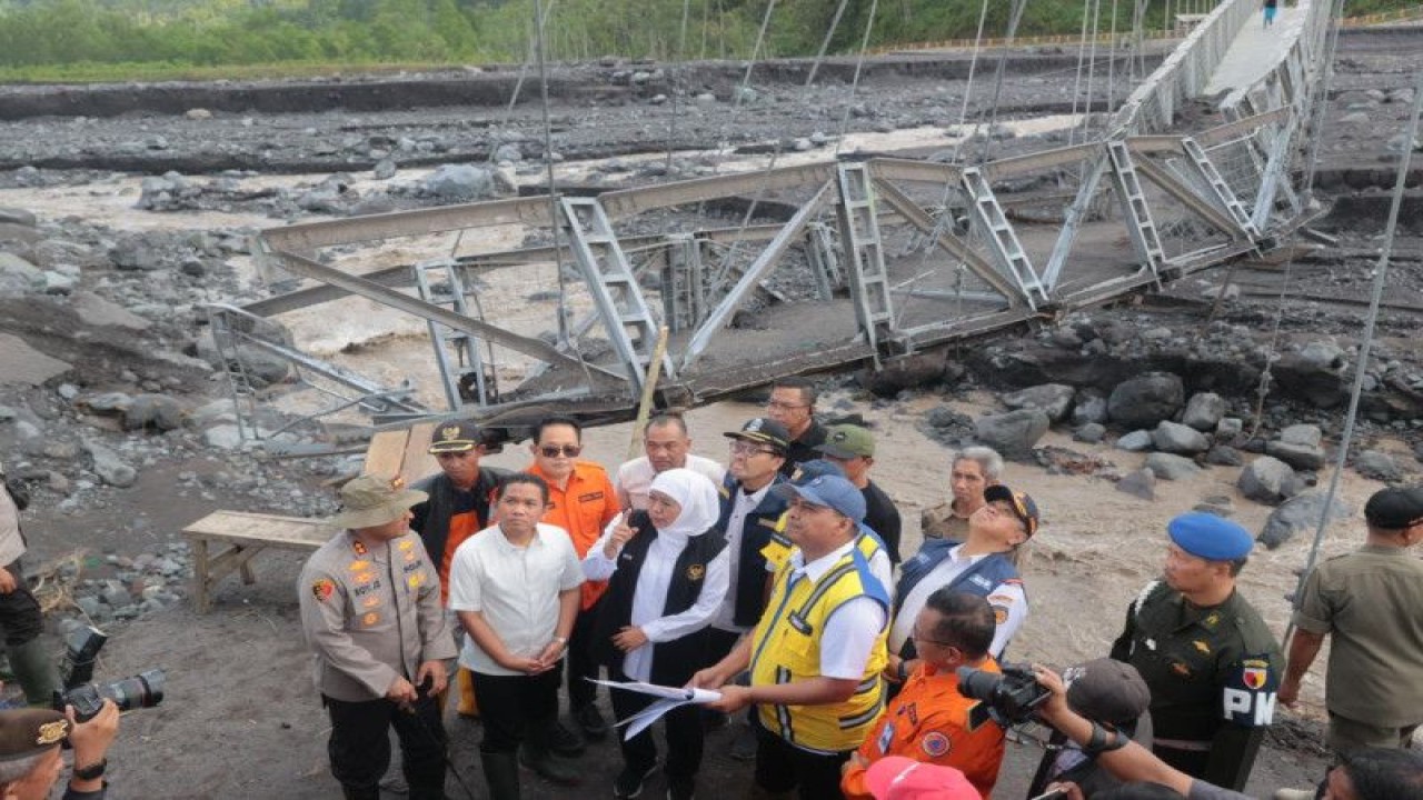 Foto dok. Gubernur Jatim Khofifah Indar Parawansa meninjau jembatan Kaliregoyo yang rusak diterjang lahar dingin Semeru, Minggu (9/7/2023). (ANTARA/HO-Biro Adpim Pemprov Jatim)