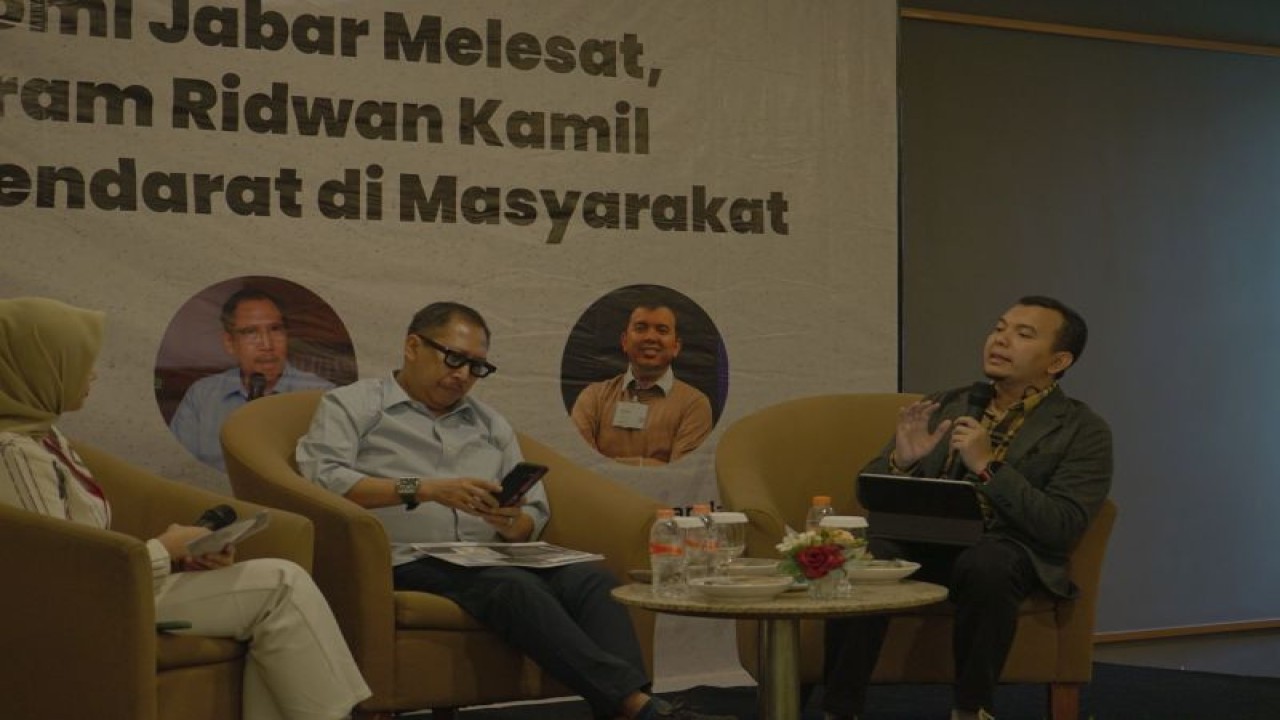 Dewan Eksekutif Tim Akselerasi Pembangunan Gubernur Jawa Barat, Juwanda (kanan) pada Diskusi Galang Aspirasi Politik (Gaspol) yang digelar PWI Pokja Gedung Sate bertajuk "Ekonomi Jabar Melesat, Program Ridwan Kamil Sukses Mendarat di Masyarakat" di Kota Bandung, Kamis (27/7/2023). ANTARA/HO-Pokja PWI Gedung Sate.