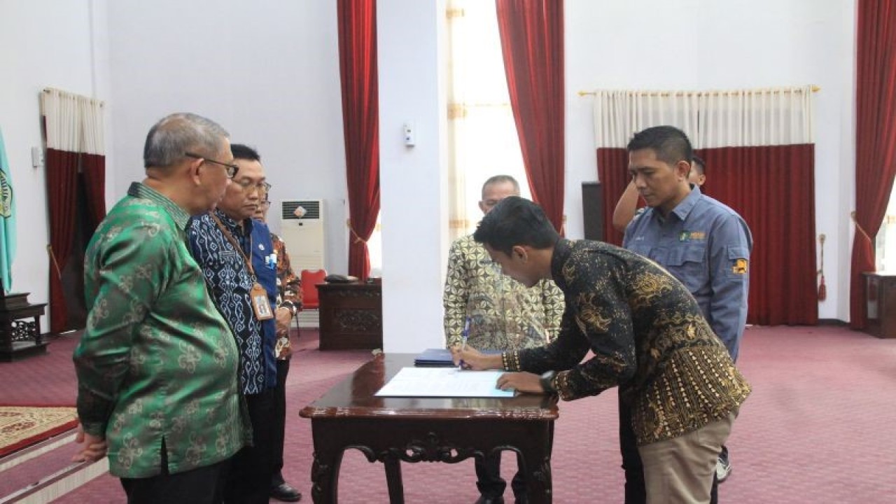 Gubernur Kalimantan Barat Sutarmidji, bersama Ketua P3A Pokmas, Rudi Hartono, dan Kadis Perkim Kalbar, Yosafat Triadhi Andjioe, menandatangani Surat Perintah Kerja Program Padat Karya (Swakelola Tipe IV) tahun anggaran 2023 di Ruang Balai Petitih Kantor Gubernur Kalbar (21/7). (ANTARA/Rendra Oxtora)