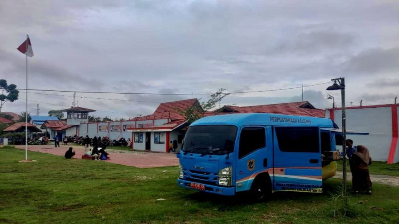 Mobil Perpustakaan Keliling Dinas Perpustakaan dan Kearsipan (Dispersip) Provinsi Kalimantan Selatan (Kalsel) berkunjung ke Rutan Kelas IIB Marabahan, Kabupaten Barito Kuala, Kalimantan Selatan, Senin (3/7/2023). (ANTARA/HO-Dispersip Kalsel)