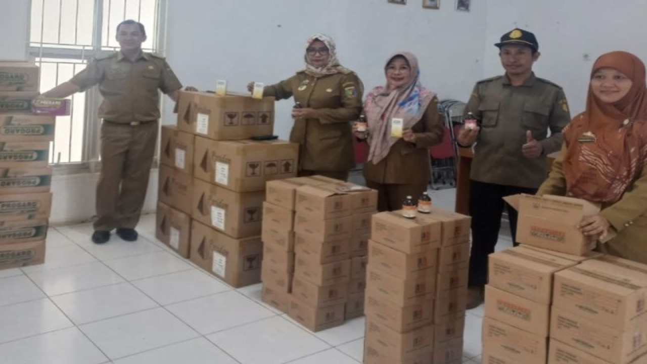 Kepala Dinas Peternakan dan Kesehatan Hewan Provinsi Lampung Lili Mawarti saat menerima bantuan obat-obatan LSD. ANTARA/HO-Disnakeswan Lampung.