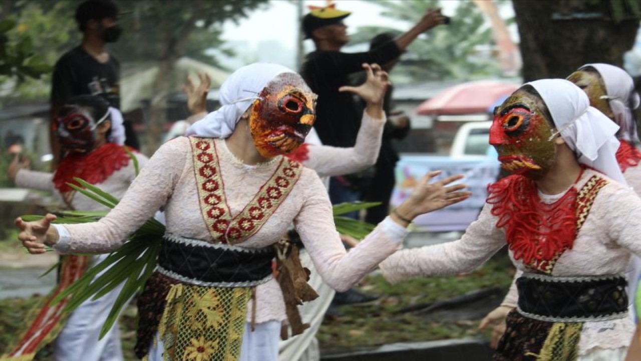 Salah satu kegiatan promosi pariwisata Lampung melalui pawai tuping saat Festival Krakatau 2023 yang dilaksanakan pada 7-8 Juli. Bandarlampung, Sabtu (8/7/2023). ANTARA/Ruth Intan Sozometa Kanafi