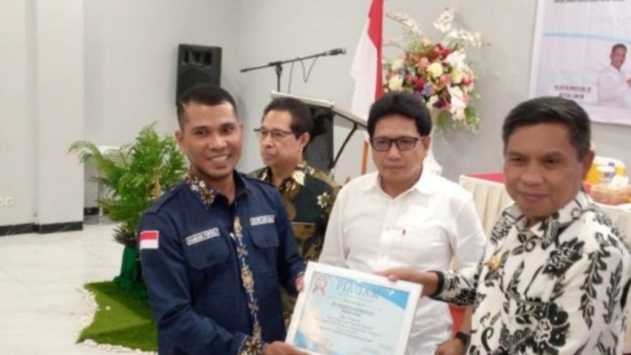 Sekda Maluku Sadali Ie (tengah) bersama Penjabat Wali Kota Ambon Bodewin Wattimena (kanan) dalam Rapat Kerja Konsorsium Pemuda Seram di Ambon. (ANTARA/DedyAzis)