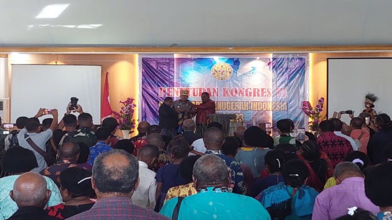 Penjabat Gubernur Papua Barat Daya Muhammad Musa'ad didampingi Ketua Panitia Kongres dan Ketua Sinode saat memukul tifa sebagai simbol penutupan kongres GBAI ke VI di Kota Sorong, Kamis (20/7) (ANTARA/Yuvensius Lasa Banafanu)