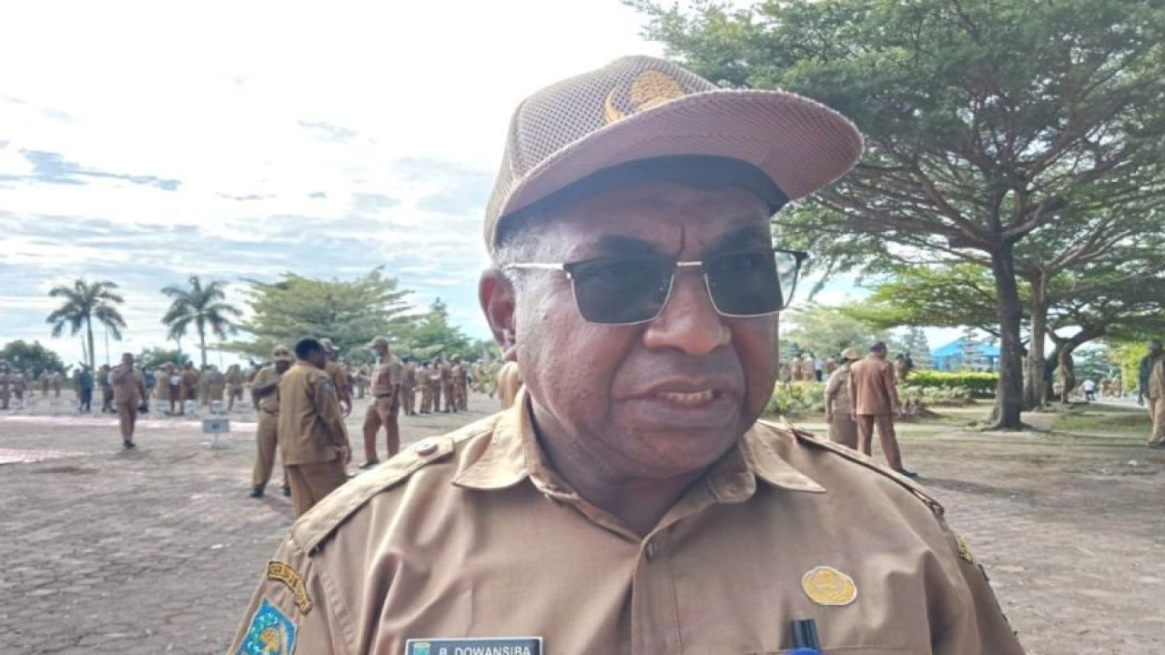 Kepala Dinas Kearsipan dan Perpustakaan Provinsi Papua Barat Barnabas Dowansiba ketika diwawancara awak media di Manokwari, Senin. (ANTARA/Fransiskus Salu Weking)