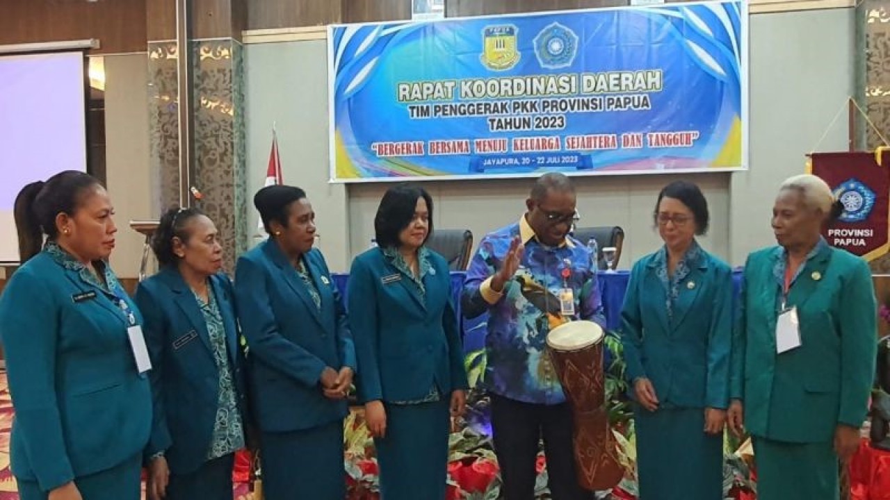 Pelaksana Harian Sekda Provinsi Papua Derek Hegemur membuka Rakorda TP-PKK Provisi Papua di Kota Jayapura, Papua, Kamis (20/7/2023). (ANTARA/Qadri Pratiwi)