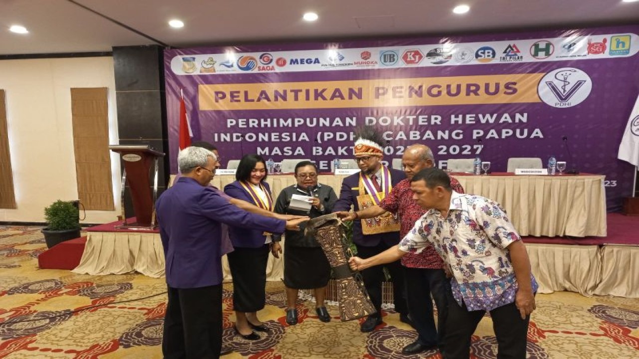 Staf Ahli Gubernur Provinsi Papua Elsye Rumbekwan saat melaksanakan kegiatan pelantikan pengurus PDHI cabang Papua di Kota Jayapura, Papua, Jumat (21/7) (ANTARA/HO-Humas PDHI Papua)