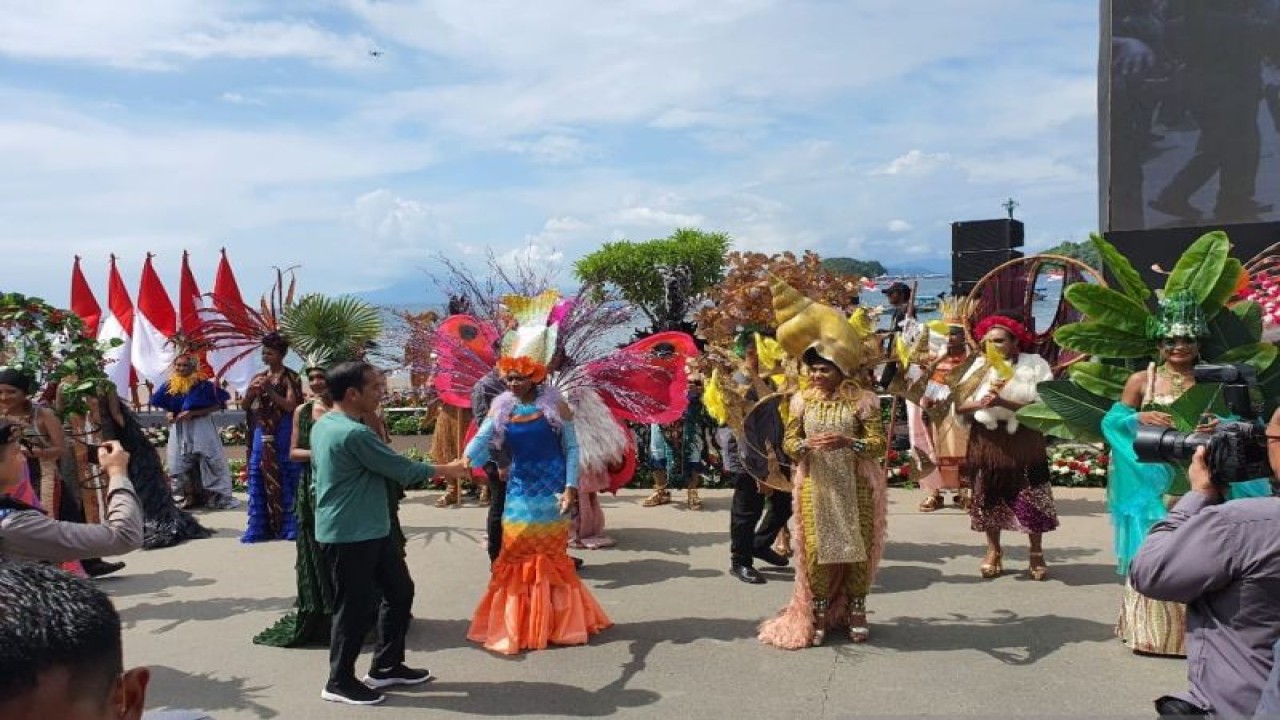 Presiden Joko Widodo saat menyalami para modeling pada kegiatan Papua Steer Carnival di Kota Jayapura, Provinsi Papua, Jumat (7/7/2023). (FOTO ANTARA/Qadri Pratiwi)