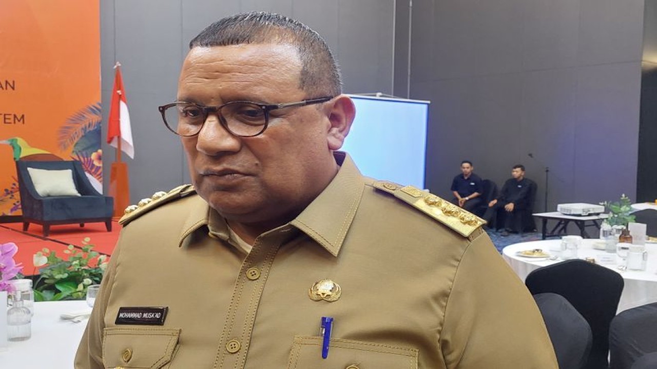 Penjabat Gubernur Papua Barat Daya Muhammad Musa'ad saat diwawancarai Antara di Sorong, Selasa (18/7) (ANTARA/Yuvensius Lasa Banafanu)