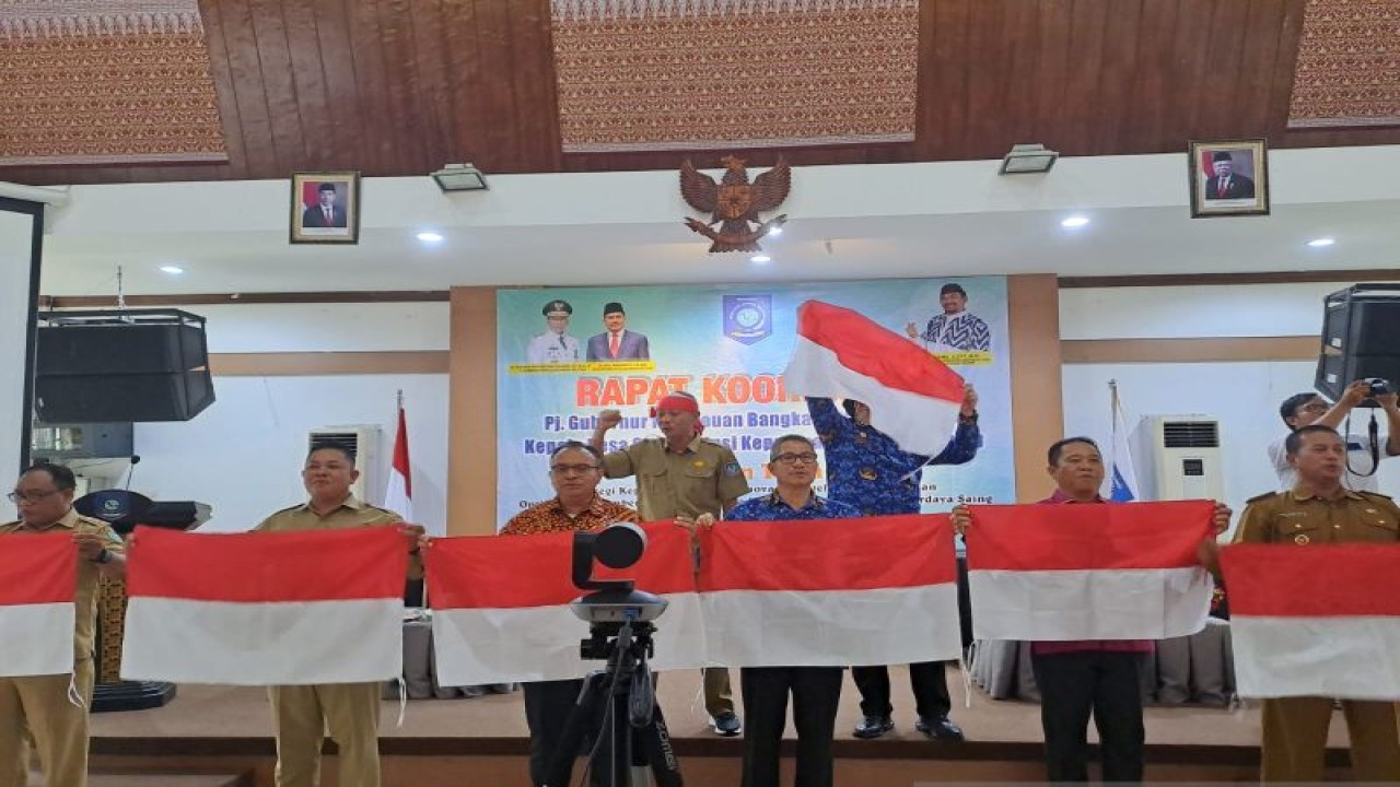 Rakor Penjabat Gubernur Kepulauan Babel dengan Kades se-Kepulauan Babel bertemakan "Strategi Kepala Desa Melalui Inovasi Pengelolaan Potensi dan Optimalisasi Sumber Pendapatan Desa Menuju Desa Mandiri dan Berdaya Saing" di Pangkalpinang, Senin (ANTARA/Aprionis)