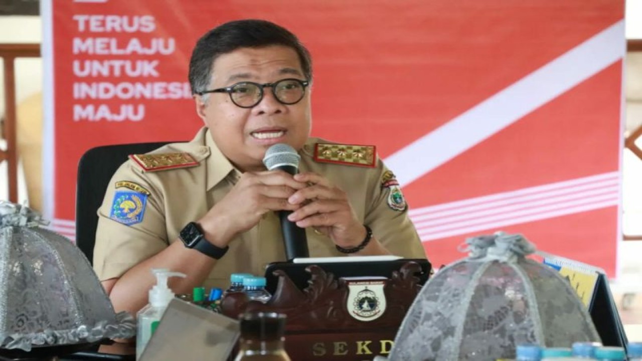Sekretaris Daerah Provinsi Sulbar Muhammad Idris pada rapat bersama seluruh Samsat provinsi dan kabupaten di Sulbar, Selasa (11/7/2023). (ANTARA/HO-Diskominfo Sulbar)