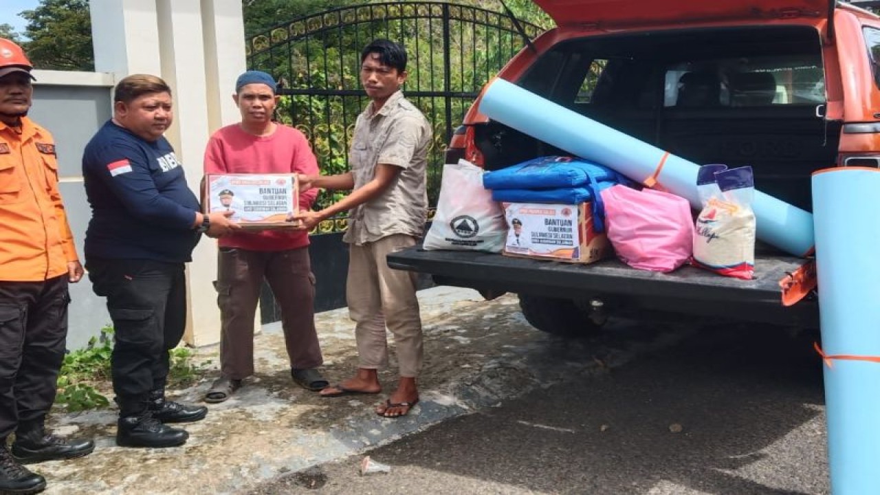 BPBD Sulsel menyakurkan bantuan kepada korban yang rumahnya tertimpa pohon di Parepare, Sulsel, Rabu (5/7/2023) FOTO ANTARA/HO-Humas Pemprov Sulsel
