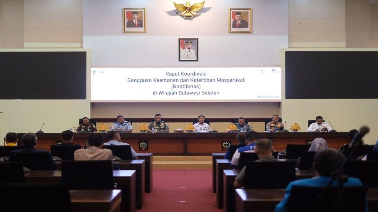 Penjabat Sekda Sulsel Andi Darmawan Bintang (tengah) bersama Forkopimda gelar Rakor Kamtibmas cegah kerusukan di Makassar, Rabu,(26/7/2023).ANTARA/HO-Humas Pemprov Sulsel