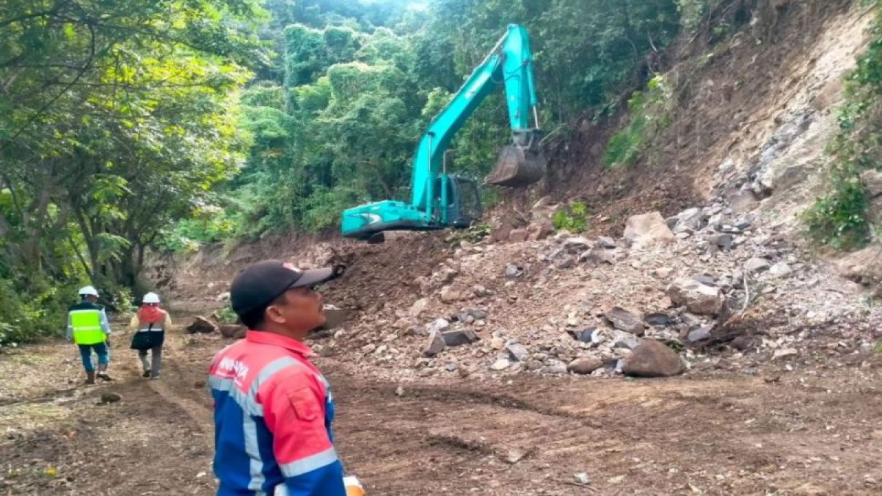 Pembangunan jembatan dan jalan ruas Tanabau-Ngapaloka-Patumbukkang di Kabupaten Kepulauan Selayar, Sulawesi Selatan. ANTARA Foto/HO-Humas Pemprov Sulsel