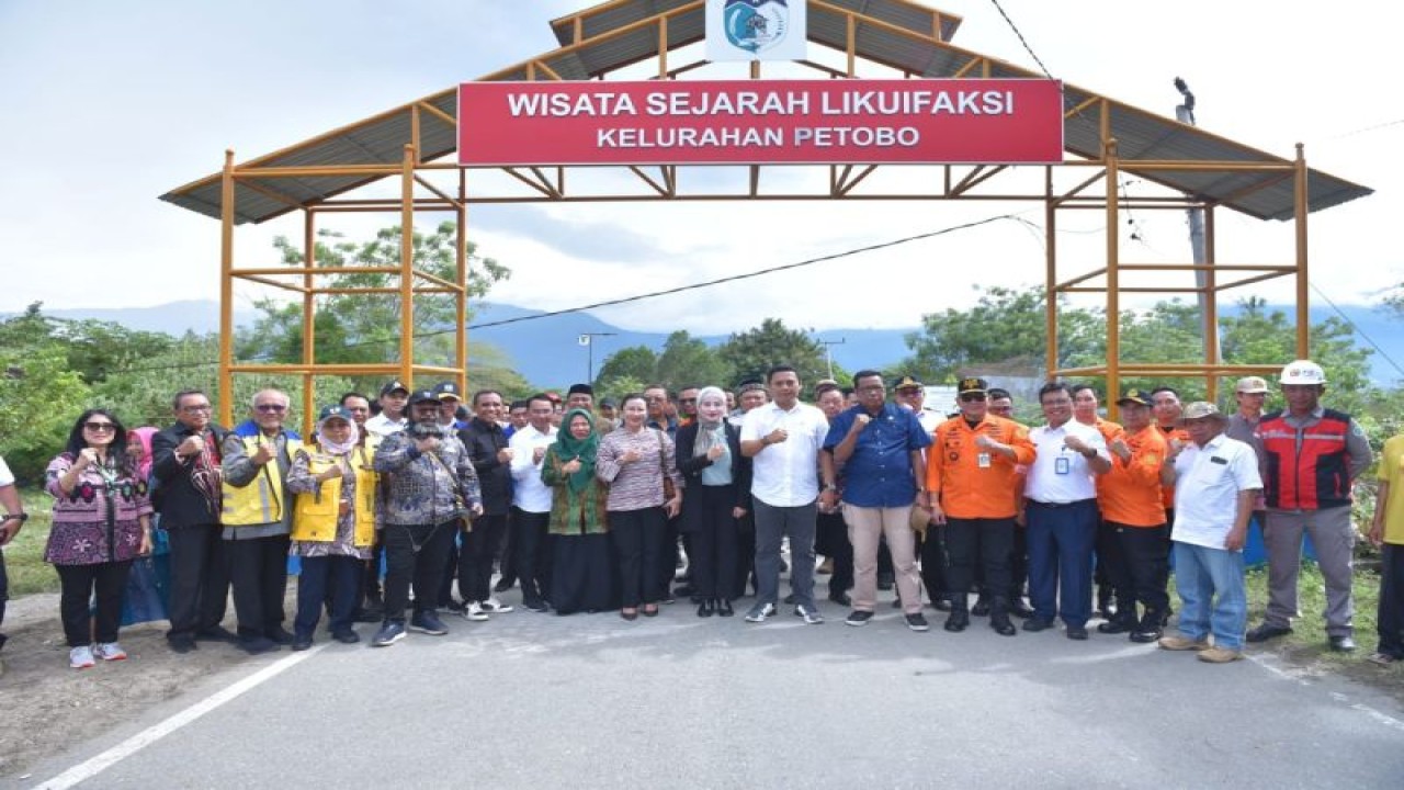 Komisi V DPR, Pemprov Sulteng, Pemkab Sigi, Pemkot Palu dan kementerian terkait foto bersama di depan gerbang likuefaksi Petobo, Kota Palu, Sulawesi Tengah. (ANTARA/HO-Biro Administrasi Pimpinan Setda Pemprov Sulteng)