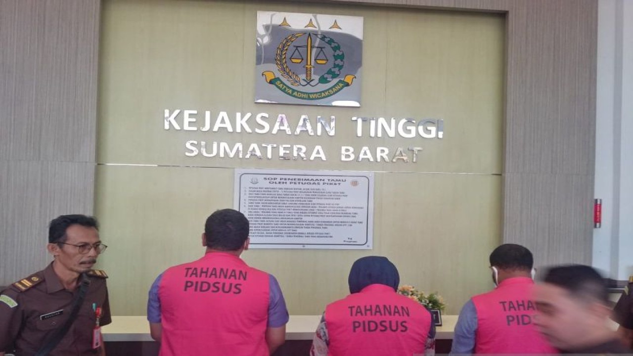 Kejaksaan Tinggi (Kejati) Sumbar menahan tiga tersangka kasus dugaan korupsi pengadaan sapi bunting tahun anggaran 2021 yang menelan anggaran sebesar Rp35 miliar lebih di Padang, Selasa, (25/7/2023). ANTARA/Fathul Abdi.