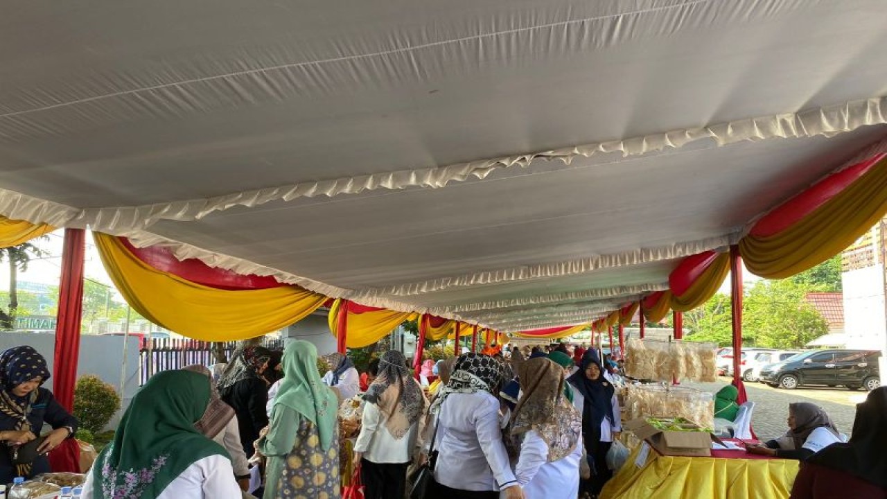 Kegiatan gerakan pangan murah di Halaman Kantor Dinas Ketahanan Pangan dan Peternakan Sumsel, Kota Palembang, Selasa (26/7/2023 (ANTARA/Ahmad Rafli Baiduri)