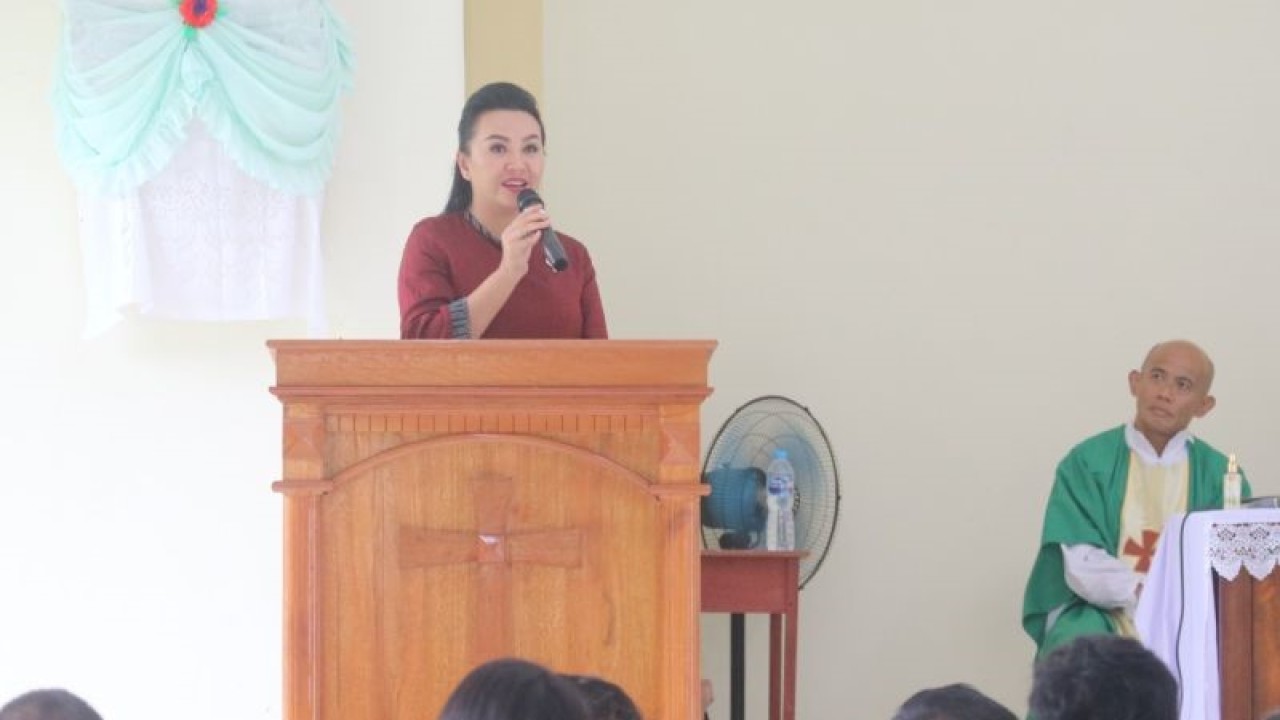 Bupati Landak periode 2017-2022 Karolin Margret Natasa menghadiri acara pemberkatan Gereja Santo Agustinus Stasi Antok yang diawali dengan misa pemberkatan gereja di Desa Sungai Laki, Kecamatan Mempawah Hulu, Kabupaten Landak. (ANTARA/HO-dokumen pribadi).