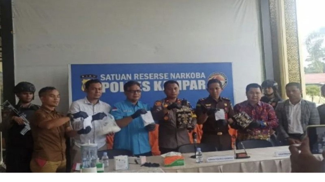 Pemusnahan narkoba di Halaman Polres Kampar bersama BNNK dan sejumlah pimpinan instansi. (ANTARA/HO-Polres Kampar)