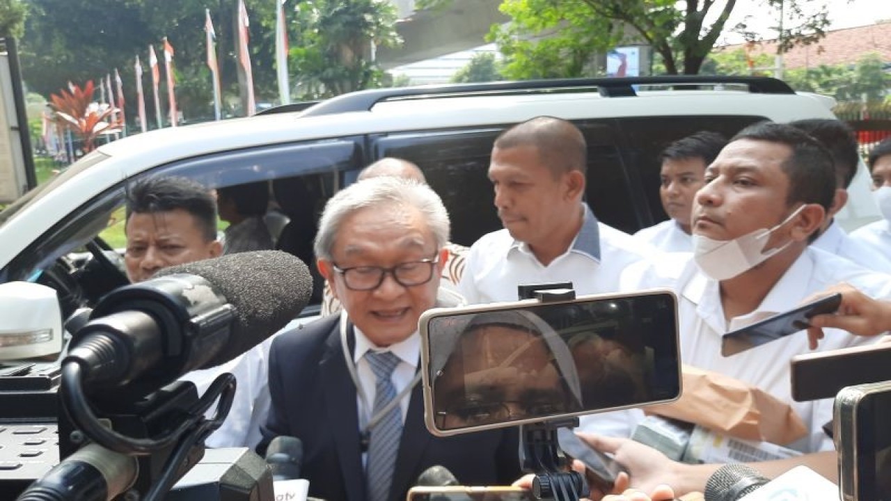 Maqdir Ismail, pengacara Irwan Hermawan, terdakwa korupsi BTS 4G Kominfo memenuhi panggilan penyidik Kejaksaan Agung RI, Kamis (13/7/2023). (ANTARA/Laily Rahmawaty)