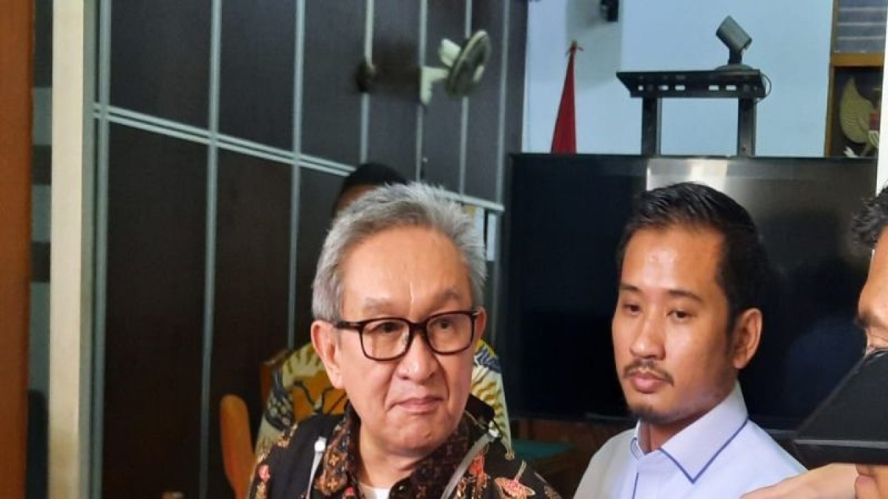 Pengacara Komisaris PT Solitechmedia Synergy Irwan Hermawan, Maqdir Ismail di Pengadilan Negeri Jakarta Selatan, Senin (10/7/2023). ANTARA/Fath Putra Mulya
