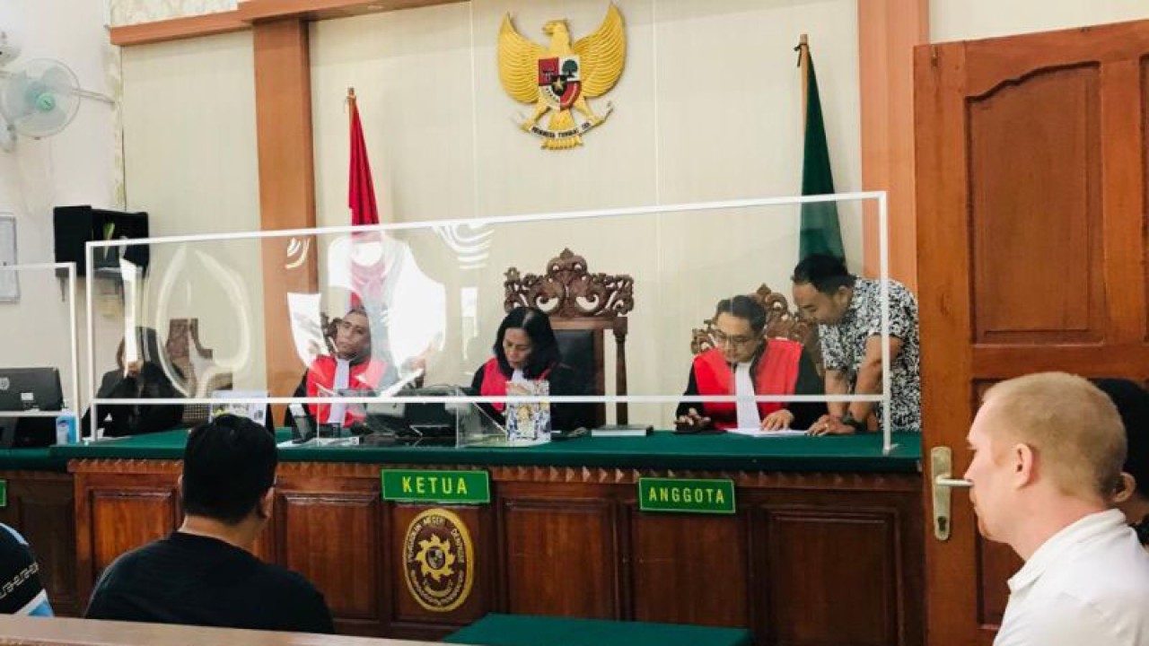 Terdakwa Stephen Michael Jamnitzi (39) mengikuti persidangan di Pengadilan Negeri Denpasar pada agenda pemeriksaan saksi beberapa waktu lalu terkait tindak pidana penganiayaan terhadap seorang anggota Kepolisian Sektor Kuta, Bali. ANTARA/Rolandus Nampu