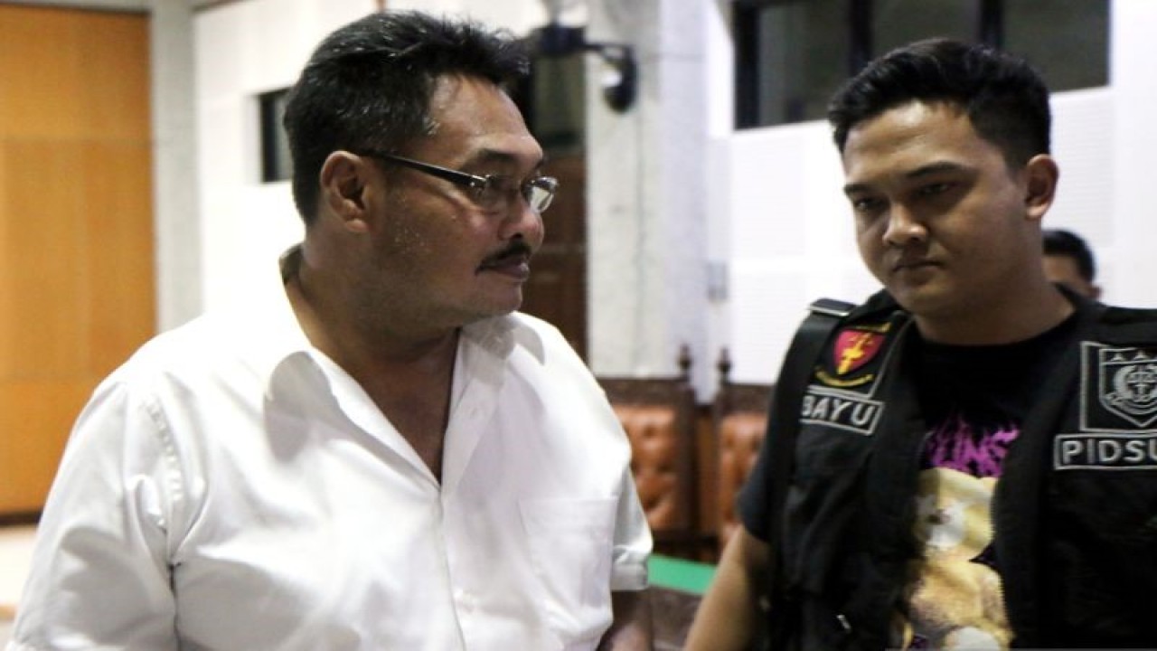 Bendahara HKTI NTB Lalu Irham Raifuddin Anum (kiri) yang menjadi terdakwa korupsi penyaluran dana KUR petani jagung di Kabupaten Lombok Timur usai menjalani sidang putusan di Pengadilan Tipikor pada Pengadilan Negeri Mataram, Kamis (6/7/2023) sore. ANTARA/Dhimas B.P.