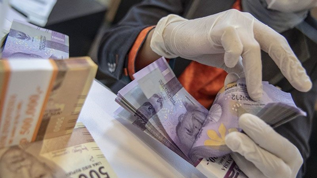 Arsip foto - Petugas bank menghitung uang pecahan rupiah di BNI KC Mega Kuningan, Jakarta, Selasa (22/11/2022). B ANTARA FOTO/Muhammad Adimaja/aww./pri. (ANTARA FOTO/MUHAMMAD ADIMAJA)