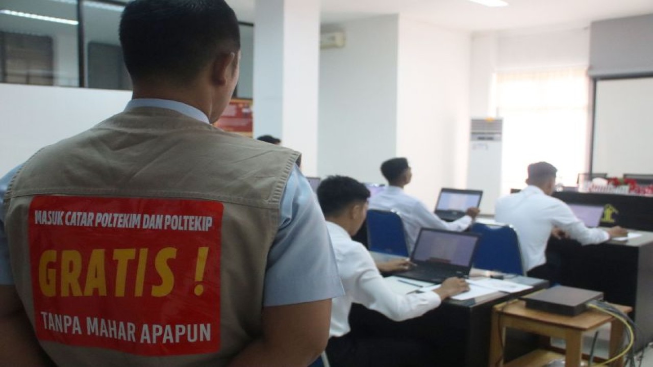 Sebanyak 10 peserta seleksi Calon Taruna Sekolah Kedinasan Politeknik Imigrasi (Poltekim) dan Politeknik Ilmu Pemasyarakatan (Poltekip) Kementerian Hukum dan HAM dalam seleksi psikotes di Pontianak, Kalimantan Tengah, Kamis (20/7/2024). ANTARA/HO-Kanwil Kemenkumham Kalteng.