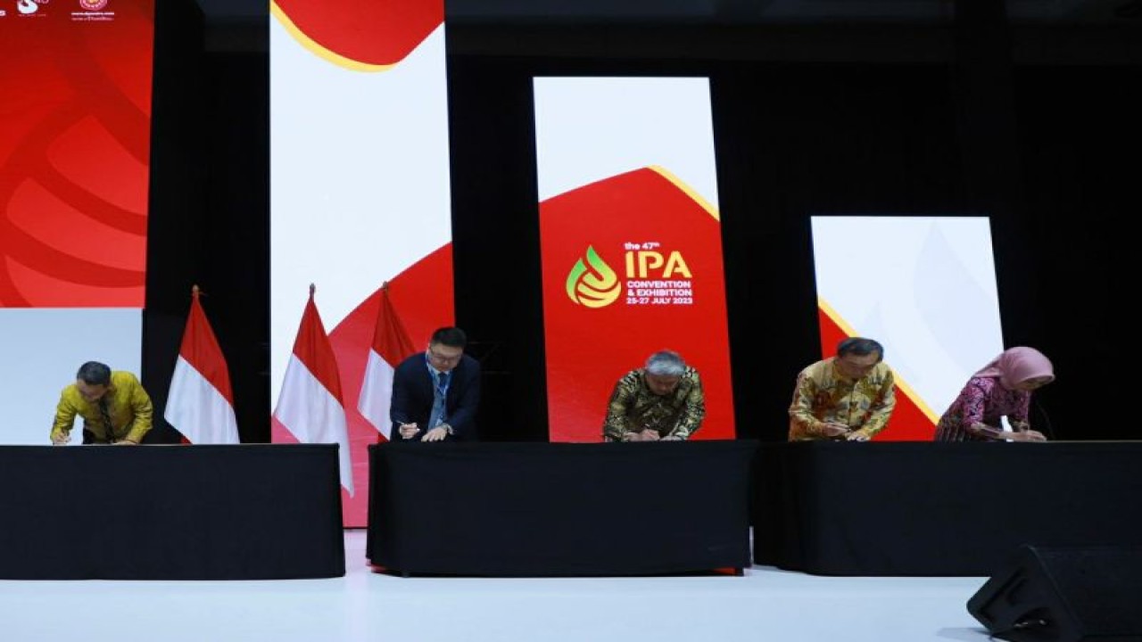 Dokumentasi - Suasana penandatanganan perjanjian jual beli untuk akuisisi kepemilikan Shell Upstream Overseas Services (I) Limited (SUOS) di Blok Masela. ANTARA/HO-Pertamina