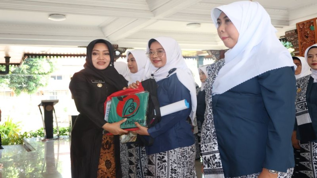 Pengukuhan Bidan Delima di Kabupaten Mojokerto, Jawa Timur, Kamis (6/7/2023) ANTARA/HO-Pemkab Mojokerto
