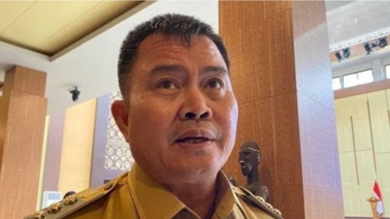 Penjabat Bupati Maybrat Bernhard Eduard Rondonuwu (ANTARA/Yuvensius Lasa Banafanu)