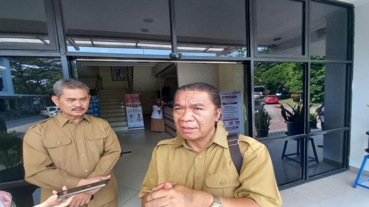 Penjabat Gubernur Banten Al Muktabar menyampaikan keterangan mengenai pemantauan pelaksanaan Penerimaan Peserta Didik Baru (PPDB) Tingkat SMA, SMK, dan SKh Negeri pada Senin (3/7/2023). (ANTARA/Mulyana)