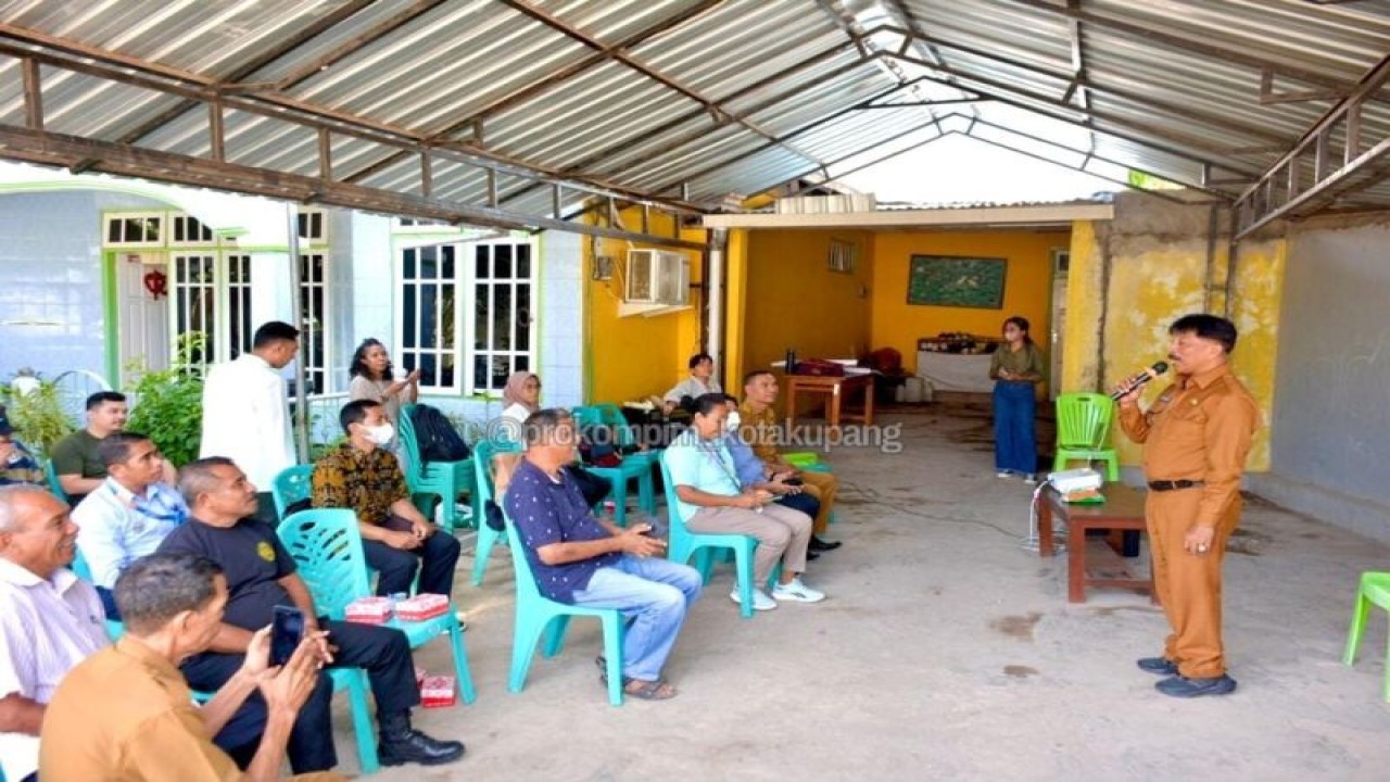Arsip Foto - Penjabat Wali Kota Kupang George Melkianus Hadjoh menyampaikan penyuluhan mengenai penanganan sampah di Kecamatan Maulafa, Kota Kupang, Provinsi Nusa Tenggara Timur. (ANTARA/HO-Prokompim Setda Kota Kupang)